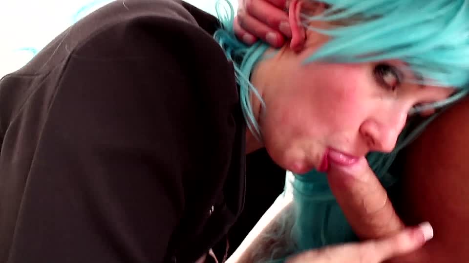 Punk-Girl hart genagelt