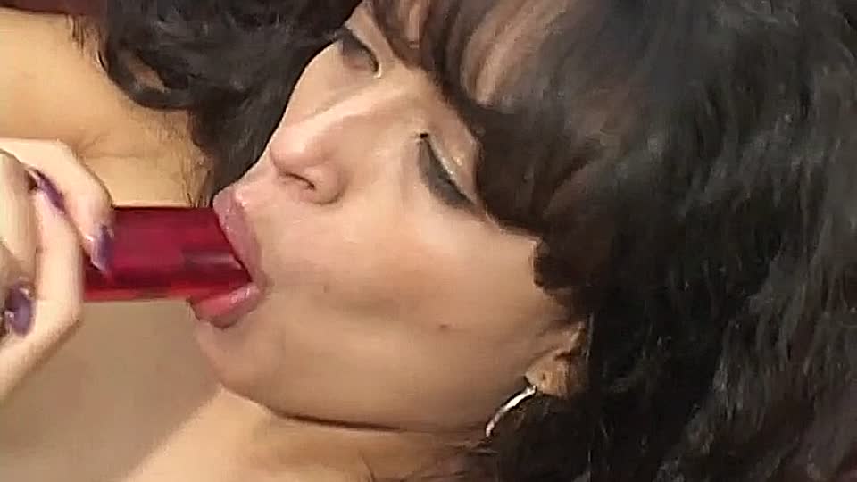 Drei lesbische MILFs spielen miteinander